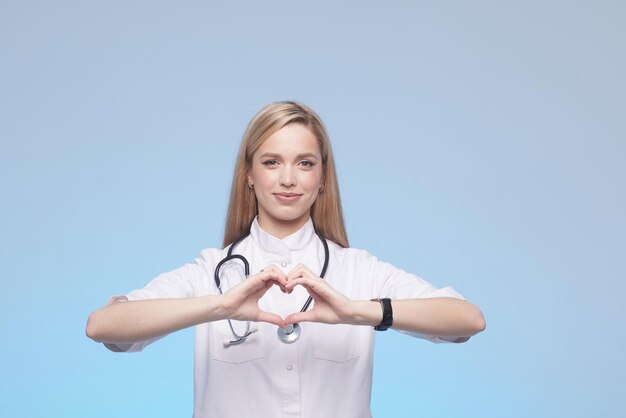 Una enfermera profesional que demuestra la forma de sus manos en forma de corazón Atención médica amorosa