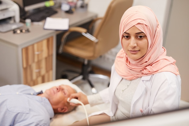Enfermera Árabe Examen Paciente