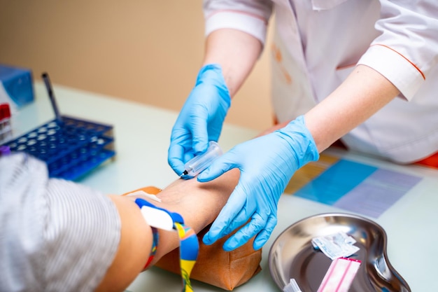 Enfermera recogiendo sangre de un paciente Enfoque selectivo