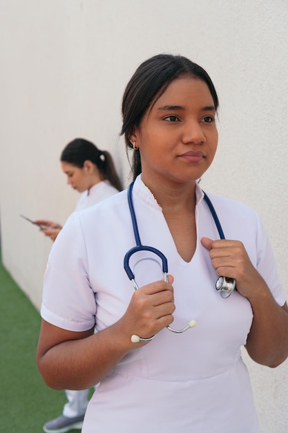 Enfermera seria con estetoscopio en el hospital