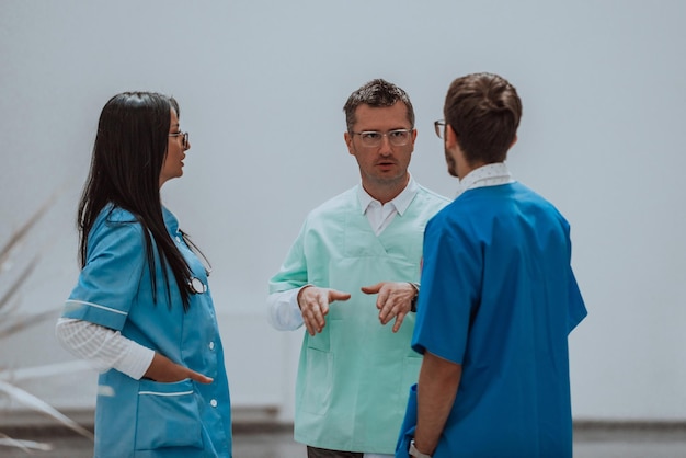 Una enfermera técnica médica y un médico participan en una discusión sobre diversos temas médicos en un moderno h