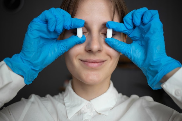 Foto la enfermera tiene pastillas en lugar de ojos.