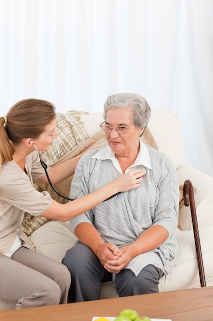 Enfermera tomando el latido del corazón de su paciente