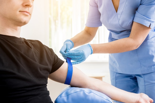 Enfermera tomando muestra de sangre. Equipo medico. Prueba de sangre.