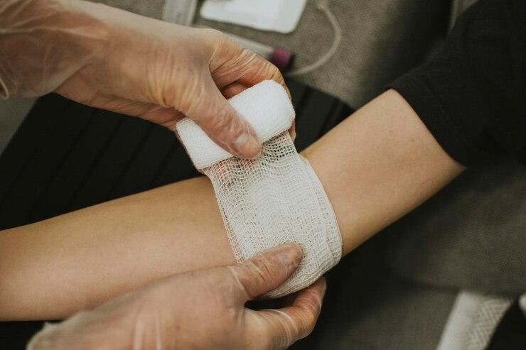 Foto una enfermera venda una mano con un vendaje después de tomar sangre de un paciente para su análisis