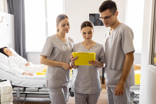 Enfermeras en el pabellón médico