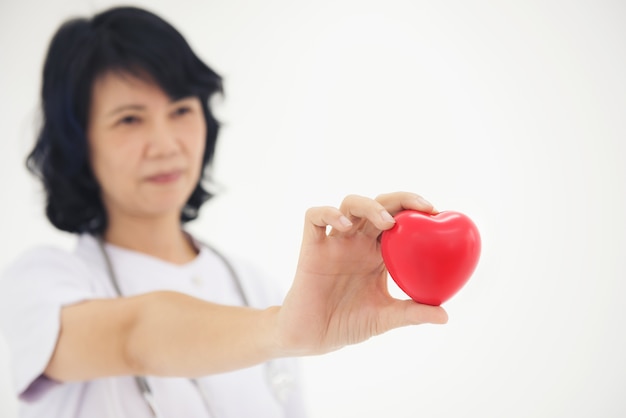 Las enfermeras usan las manos para mostrar el concepto de forma de corazón