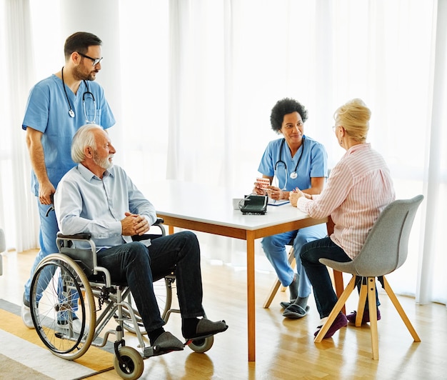 Enfermero médico cuidado de ancianos cuidador ayuda asistencia silla de ruedas hogar de jubilación enfermería