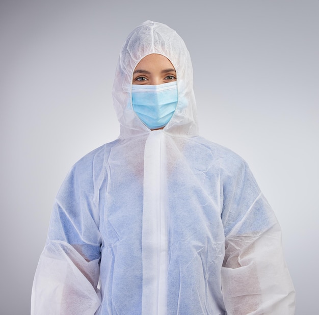 Enfermero de Ppe y traje de materiales peligrosos en retrato con máscara para seguridad y práctica médica en fondo blanco de estudio Trabajador de atención médica de peligro o persona femenina en trajes para defensa y protección viral