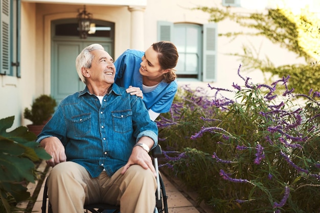 Enfermero senior y silla de ruedas para asistencia médica, seguro de vida o paseo por el jardín en un hogar de ancianos