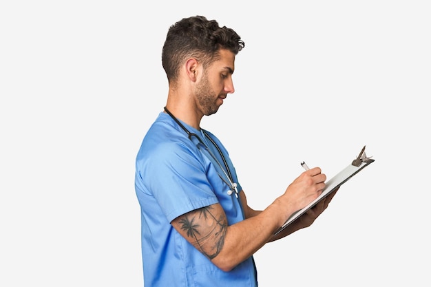 Foto enfermero de sexo masculino eficiente que documenta la información del paciente
