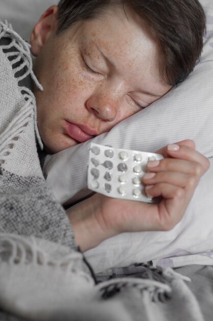 Enfermo adolescente durmiendo en su cama