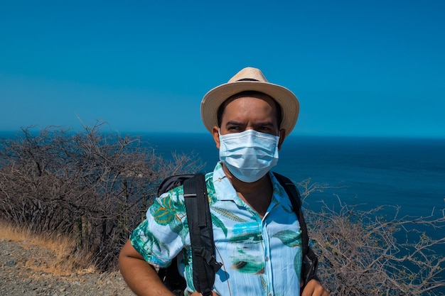 Enfermo con una máscara para protegerse contra las enfermedades infecciosas transmisibles y la gripe