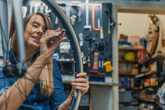 Enfocado en apretar el neumático de la bicicleta