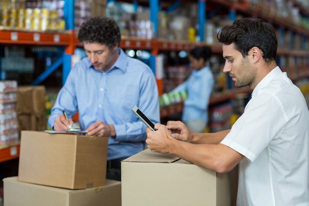 El enfoque de los gerentes está trabajando en medio de cajas de cartón