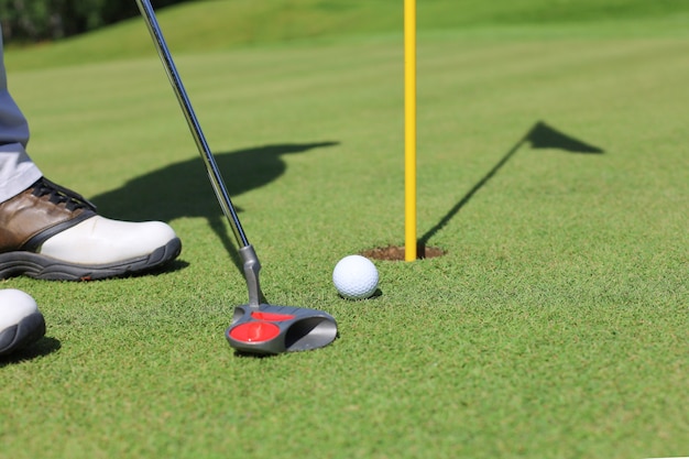 Enfoque de golf tiró con hierro desde la calle en un día soleado.