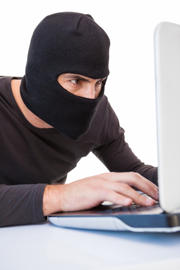 Foto enfoque ladrón piratería en la computadora portátil