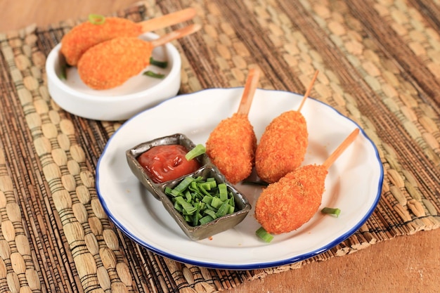 Enfoque seleccionado Chicken Sempol, comida indonesia. Sempol es un refrigerio hecho con harina de tapioca y pollo, y servido con palo para el refrigerio de la escuela primaria