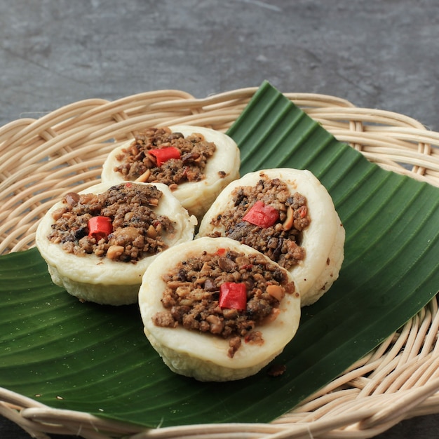 Enfoque seleccionado Kue Talam Oncom Pastel de taza al vapor tradicional de Indonesia con cobertura Oncom