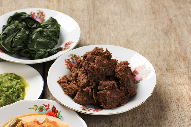 Enfoque seleccionado Rendang o Randang es la comida más deliciosa del mundo. Elaborado con estofado de ternera y leche de coco con diversas hierbas y especias. Comida típica de la tribu Minang, West Sumatera, Indonesia