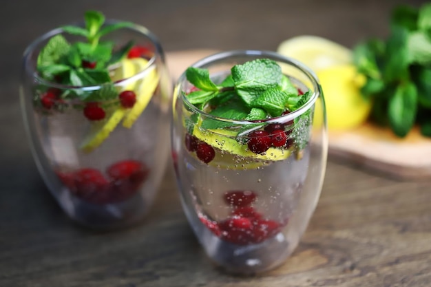 Enfoque selectivo. Agua detox con menta, limón y arándano. Bebidas dietéticas. La dieta ceto.