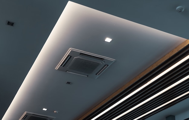 Enfoque selectivo en el aire acondicionado tipo cassette montado en la pared del techo Conducto de aire en el techo