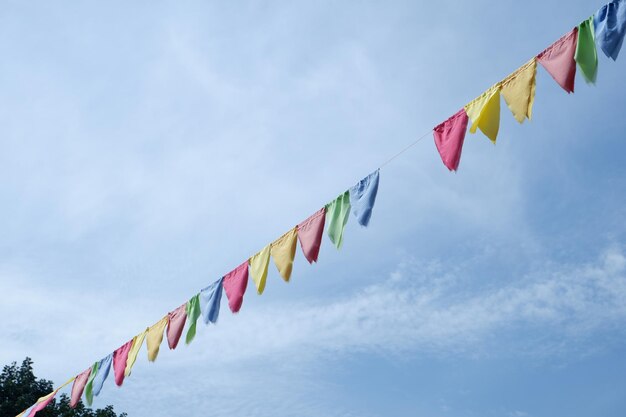 Foto enfoque selectivo en banderas coloridas festivas en el cielo azul