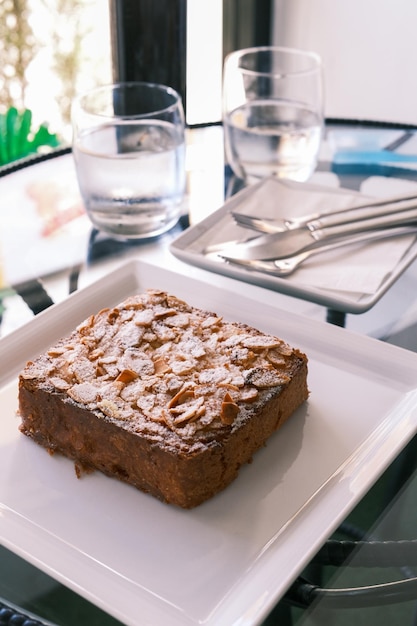 Enfoque selectivo Bostock con la adición de frangipane de crema de almendras hecho de rebanadas de brioche al horno vista de cerca Tostada dulce francesa tradicional Tostada de almendras de pastelería francesa