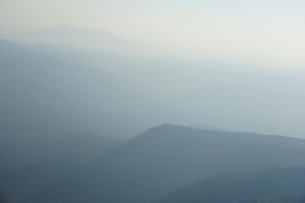 Foto enfoque selectivo en la cima de la montaña con niebla por la mañana