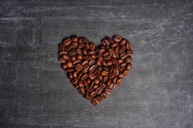 Enfoque selectivo en corazones con granos de café. Buenos días amante del café. De cerca. foto de alta calidad