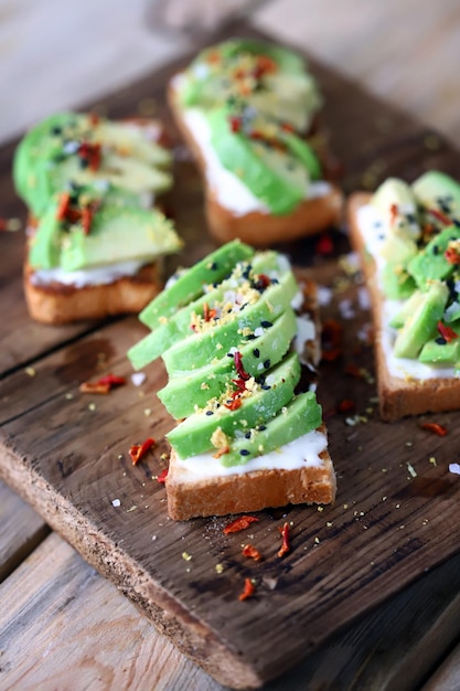 Enfoque selectivo. Deliciosa tostada con aguacate en una tabla de madera.