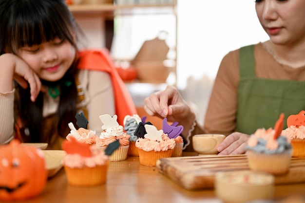 Enfoque selectivo Deliciosos y deliciosos cupcakes de Halloween en la mesa de comedor