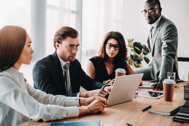 Enfoque selectivo de empresarios multiculturales que tienen reuniones de negocios en la oficina