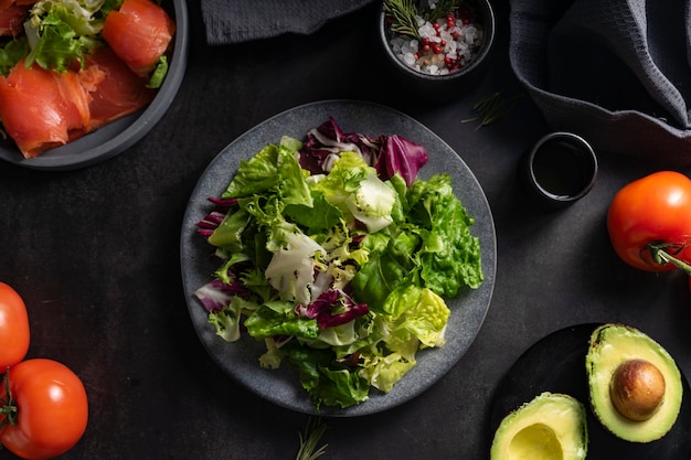 Enfoque selectivo. ensalada verde de hierbas frescas, alimentos naturales. sobre un fondo oscuro en un tono bajo. una base para un refrigerio ligero