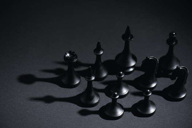 Enfoque selectivo de figuras de ajedrez en negro con espacio de copia