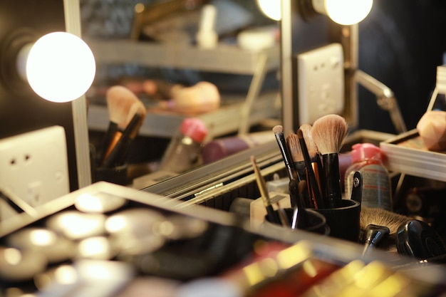 Enfoque selectivo y foto de zoom de los detalles del estuche de maquillaje con un espejo en el vestidor