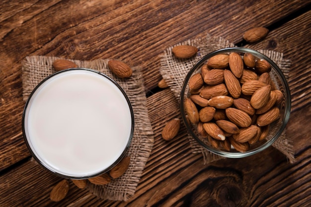 Enfoque selectivo de leche de almendras recién hecha