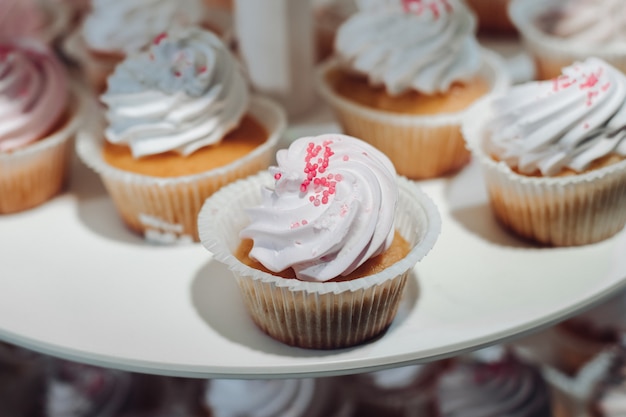 Enfoque selectivo de lindos deliciosos cupcakes servidos en plato