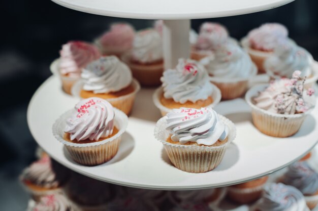 Enfoque selectivo de lindos deliciosos cupcakes servidos en plato