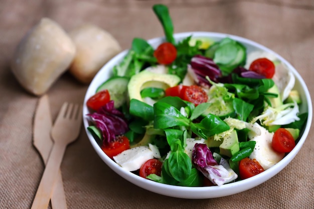 Enfoque selectivo Macro Ensalada saludable con verduras y aguacate Comida dietética