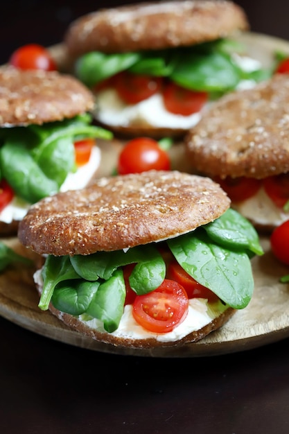 Enfoque selectivo Macro Sándwiches saludables con tomates espinacas y queso Filadelfia Deliciosa comida saludable dieta cetogénica