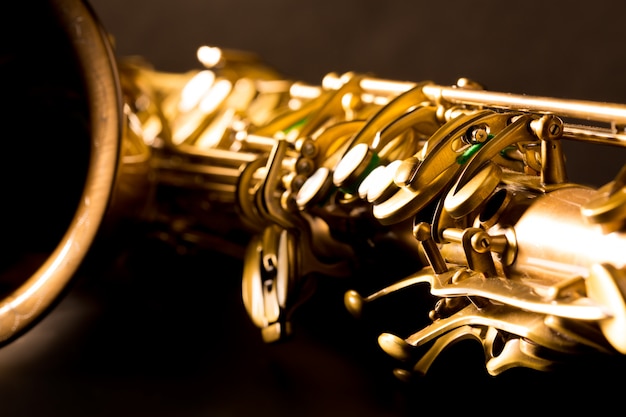 Enfoque selectivo macro saxofón saxo dorado tenor