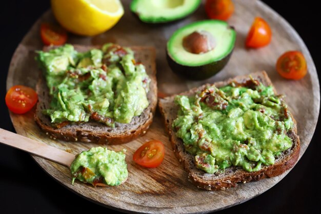 Enfoque selectivo Macro Tostadas de guacamole en una tabla de madera Comida saludable Dieta Keto