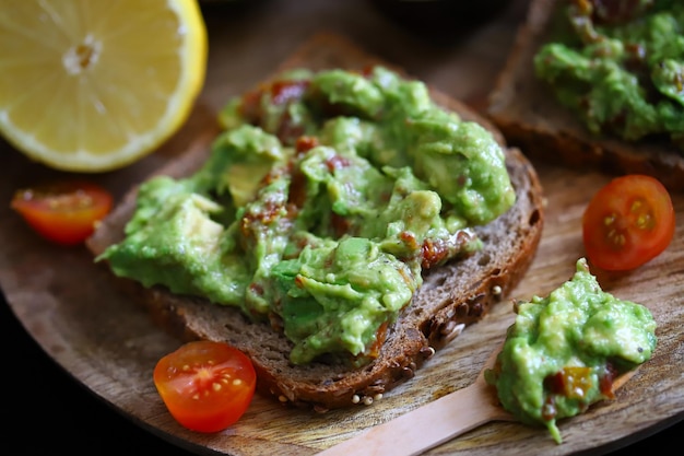 Enfoque selectivo Macro Tostadas de guacamole en una tabla de madera Comida saludable Dieta Keto