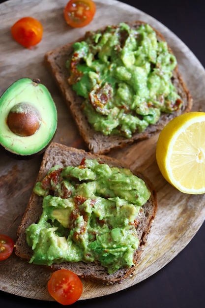 Enfoque selectivo Macro Tostadas de guacamole en una tabla de madera Comida saludable Dieta Keto