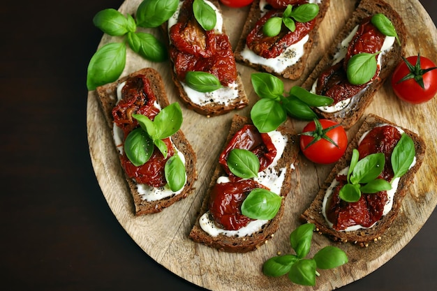 Enfoque selectivo Macro Tostadas saludables con tomates secos y albahaca Comida italiana Merienda mediterránea