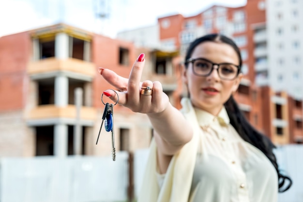 Foto el enfoque selectivo en la mano femenina con llaves del nuevo apartamento