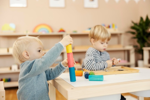 Enfoque selectivo en un niño jugando con formas coloridas en el jardín de infantes