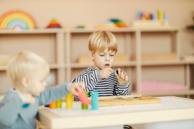 Enfoque selectivo en un niño que aprende habilidades motoras y lógicas en el jardín de infantes