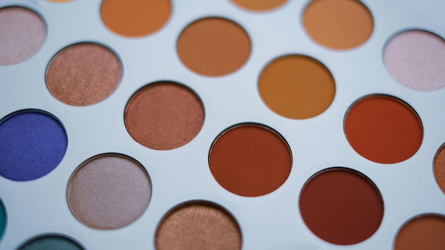 Enfoque selectivo de la paleta de sombras de ojos con varios colores en primer plano nacarado y mate